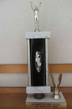 アメリカの高校で数学・物理の“無双”学生だった中川氏。当時獲得したトロフィーには「TOP MATHLETE」の文字が(著者提供)