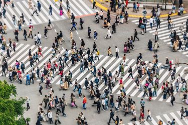 スクランブル交差点を行き交う人々