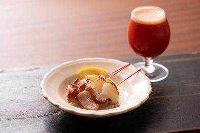 豚の脂で、玉ねぎが驚きの美味しさに。「豚トロと玉ねぎの串焼き」