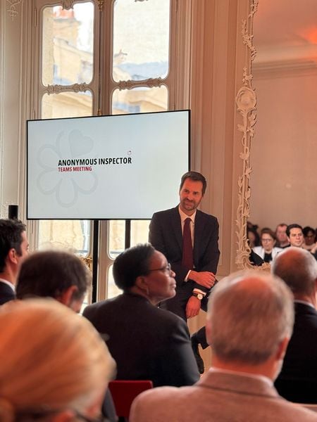 世界中から集められたジャーナリスト数十名に対して、ミシュラン社の歴史や展望について説明がなされる中、匿名調査員の「声だけ登壇」が行われ、レストラン・ホテルに対してどのように調査トレーニングがなされ、調査に当たっているかが述べられた