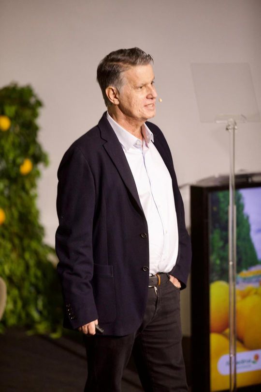 今年の収穫予測発表会の壇上でアントニオ・ジュリアノ・アイレスGM