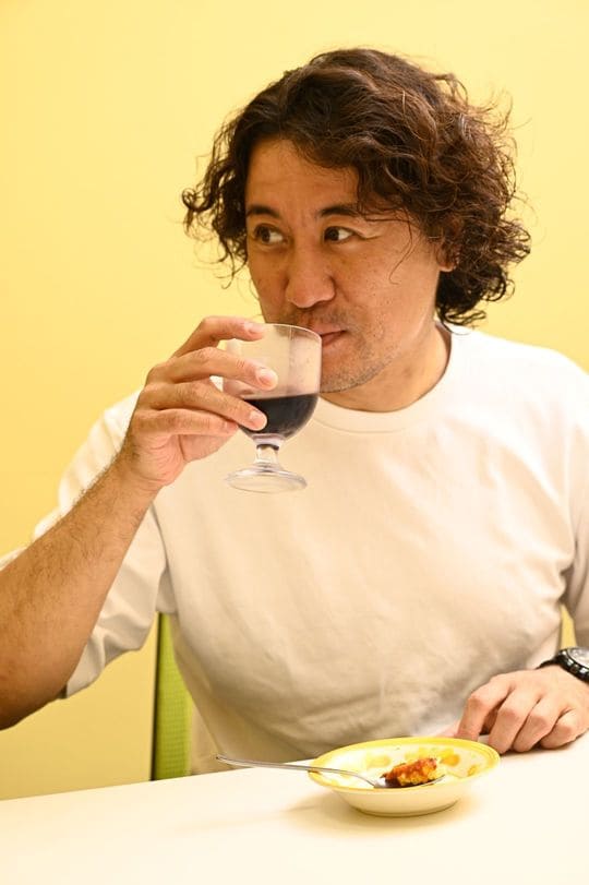 「ワインは苦手だけどこのワインはおいしい」と話すヨッピーさん