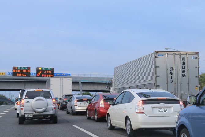 名神高速道路で渋滞にはまっている車列
