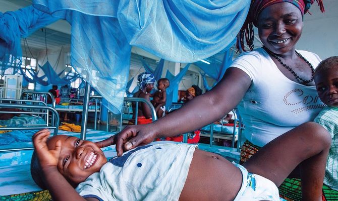 マラリアを患いICUに入ったが、回復して普通病棟に移った2歳のアドデュダイ（左）と、母のカディアツ（中）。