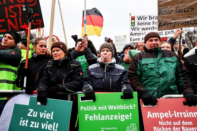ドイツ農民連盟主催のストライキに参加する抗議者たち