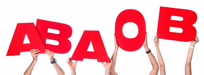 血液型のアイコンをかかげるたくさんの手