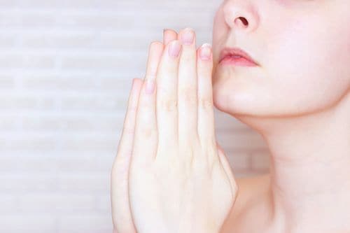 祈る人のイメージ