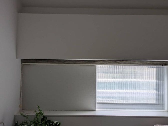 中西さんの自宅寝室では窓にポリカーボネート板を立てかけ、室温が高くなりすぎるのを防いでいる。