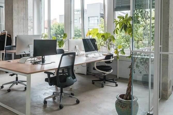 職場のフリーアドレスのイメージ