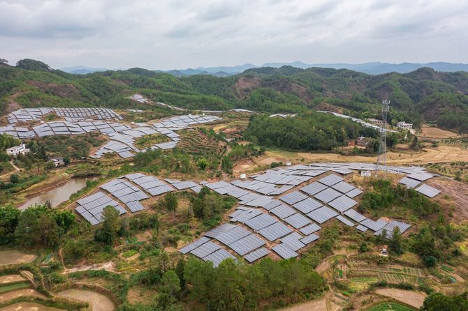 山肌を覆いつくすソーラーパネル