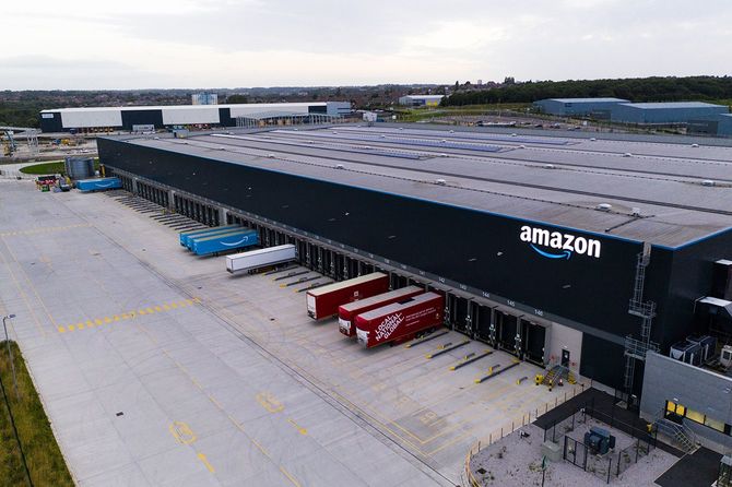 アマゾンプライム流通倉庫とフルフィルメントセンターの空中写真