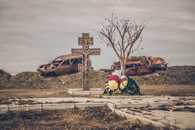 南オセチア紛争で炎に包まれた車を丘の上に集め記念碑として残した広場