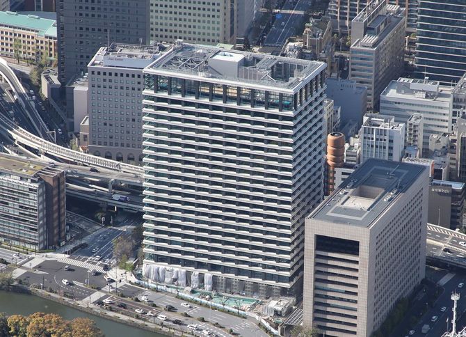 丸紅新本社ビル（中央）＝2020年4月14日、東京都千代田区大手町［時事通信ヘリコプターより］