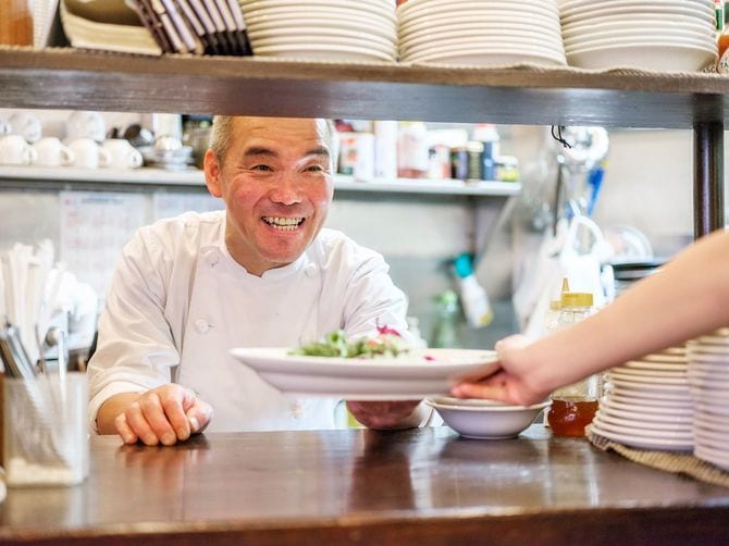 東京のレストランでシェフの作業