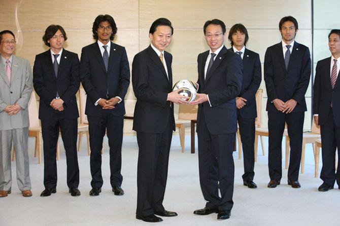 平成22年5月25日、鳩山総理は、2010W杯日本代表の岡田武史監督、中村俊輔選手、中澤佑二選手、楢崎正剛選手、遠藤保仁選手、日本サッカー協会の犬飼基昭会長の表敬を受けました