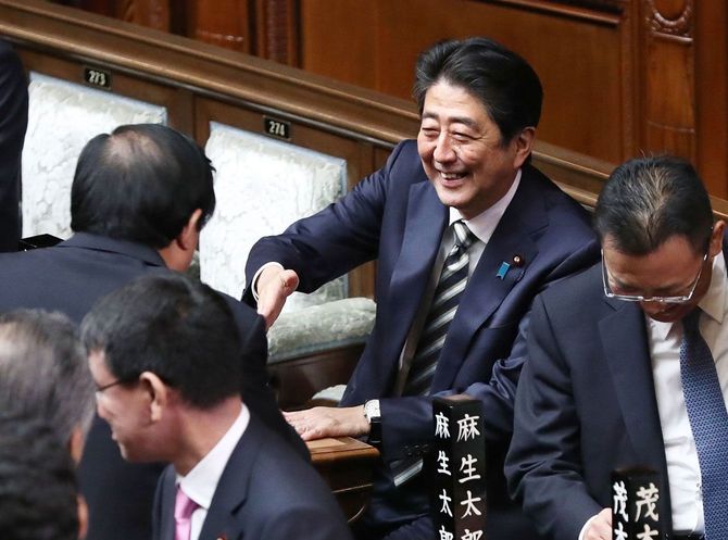 衆院本会議を前に笑顔の安倍首相＝2017年11月1日午後