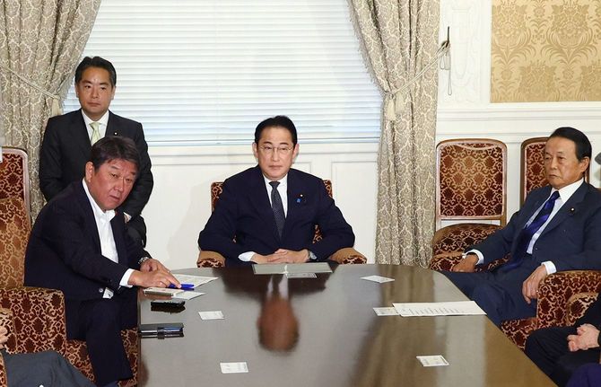 自民党役員会に臨む（左から）茂木敏充幹事長、岸田文雄首相、麻生太郎副総裁＝2024年6月3日午後、国会内
