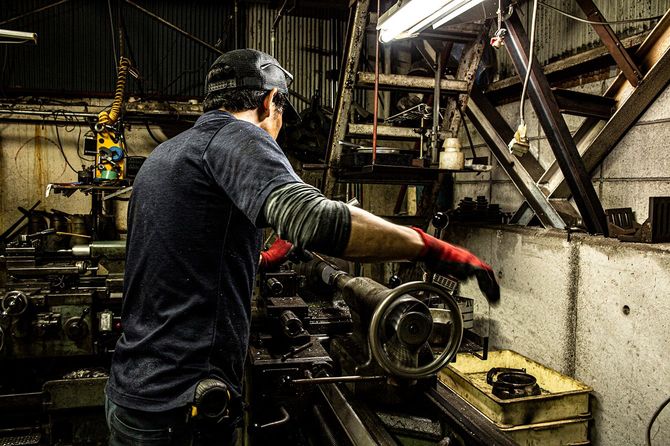 日本の鉄工所で働く職人は美しい