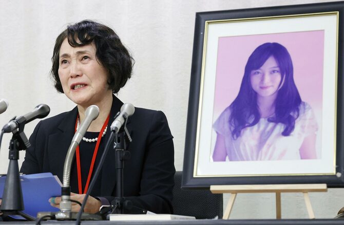 高橋まつりさんの遺影とともに記者会見する母の幸美さん