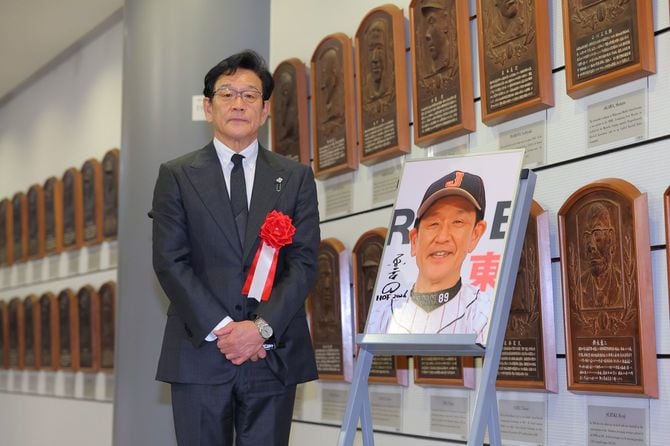 野球殿堂入りし、榊原定征理事長から通知書を受け取る栗山英樹さん（右）＝2026年1月15日、東京都内