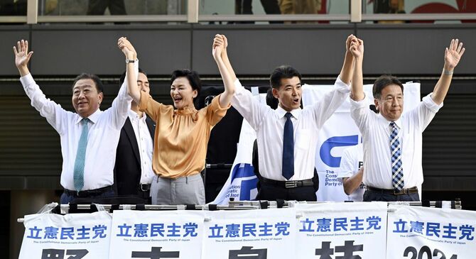 立憲民主党代表選の立会演説会で手を取り合う（左から）野田元首相、吉田晴美衆院議員、泉代表、枝野前代表＝2024年9月14日午後、大阪・梅田