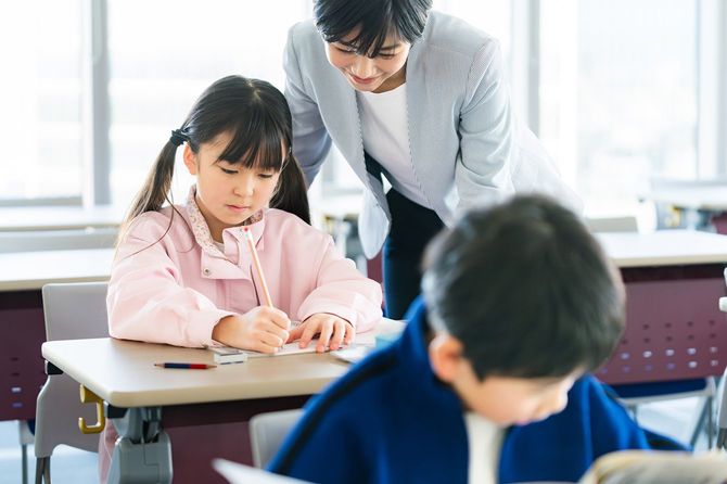 教室で授業を受ける小学生