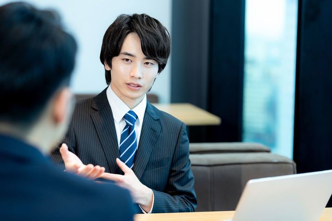 会話中のスーツ姿の男性