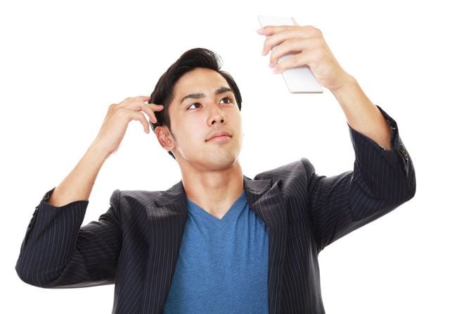 スマートフォンを持つ男