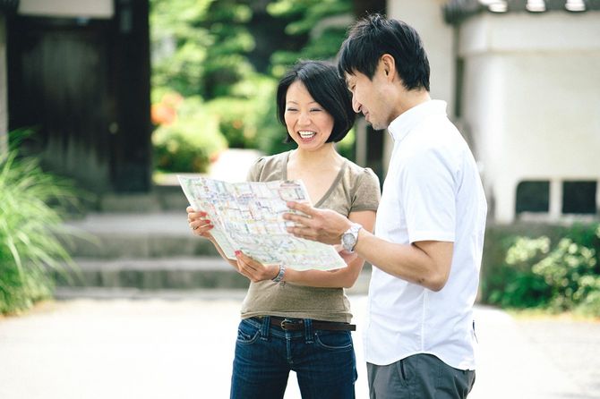 地図を持つ男女