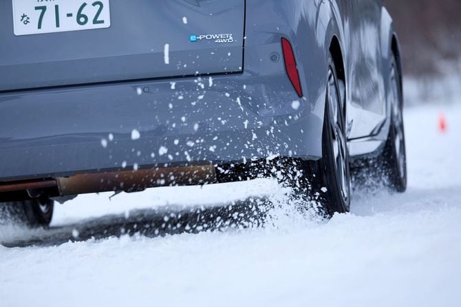 日産では画像のe-POWER 4WDとは別に、前後ツインモーターによる「e-4ORCE」を開発。発表済みで発売間近の新型BEV「アリア」に搭載する