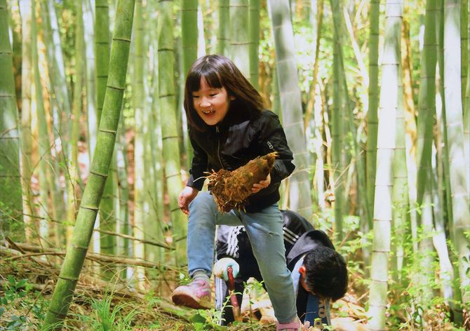 筍を持つ女児