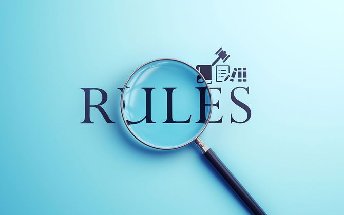 虫眼鏡で見る「ルール」の文字