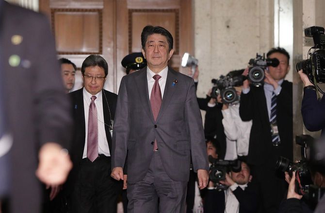 新型コロナウイルスの感染拡大を受け、与野党党首会談に臨む安倍晋三首相（中央）＝2020年3月4日、国会内
