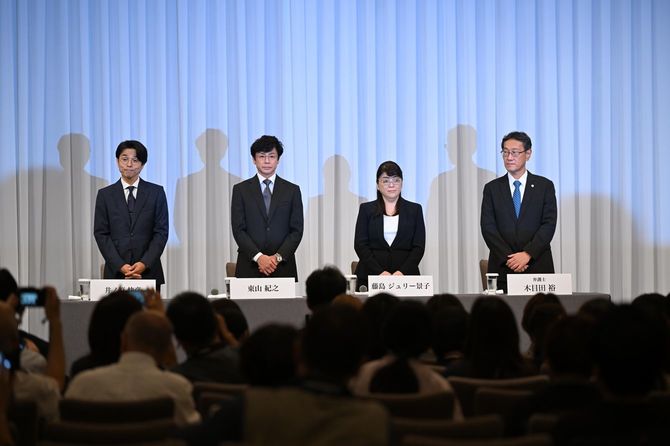 記者会見に臨むジャニーズ事務所の藤島ジュリー景子前社長（右から2人目）ら。同3人目は東山紀之新社長＝2023年9月7日、東京都千代田区
