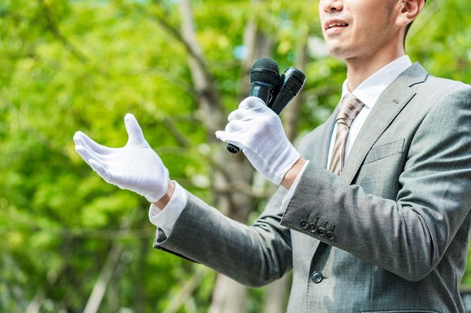 街頭演説を行う選挙候補者のイメージ