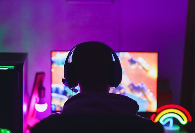 ヘッドセットを着用し、オンラインゲームをプレイする人