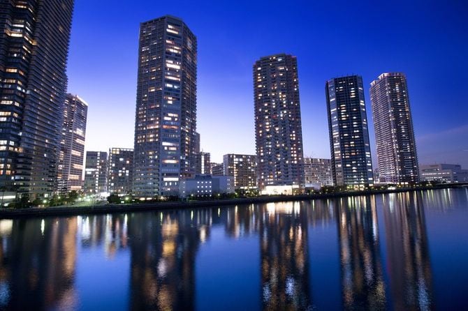 川沿いのタワーマンション街