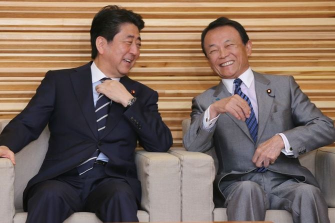 閣議に臨む安倍首相と麻生副総理兼財務相