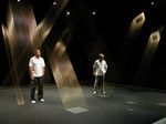 企画展入口に展示された、リジア・パペの作品。天井と床の間を光の糸が流れているように見える。