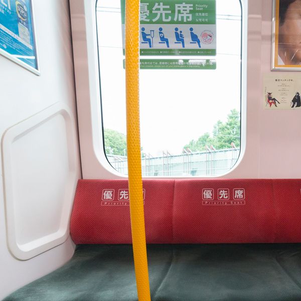 なぜ電車内の迷惑行為で｢座席の座り方｣が1位なのか…｢マナーが悪い｣と思われる人が無意識にやっていること 座り方､足の置き方より､迷惑をかけること  (3ページ目) | PRESIDENT Online（プレジデントオンライン）