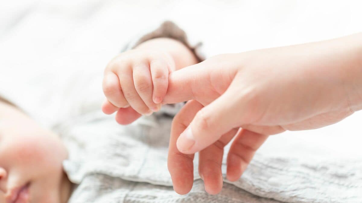 「私の赤ちゃんを返して!」21歳女性は泣き叫んだ...出産直後に幼児を取り上げた児童相談所の信じられない一言