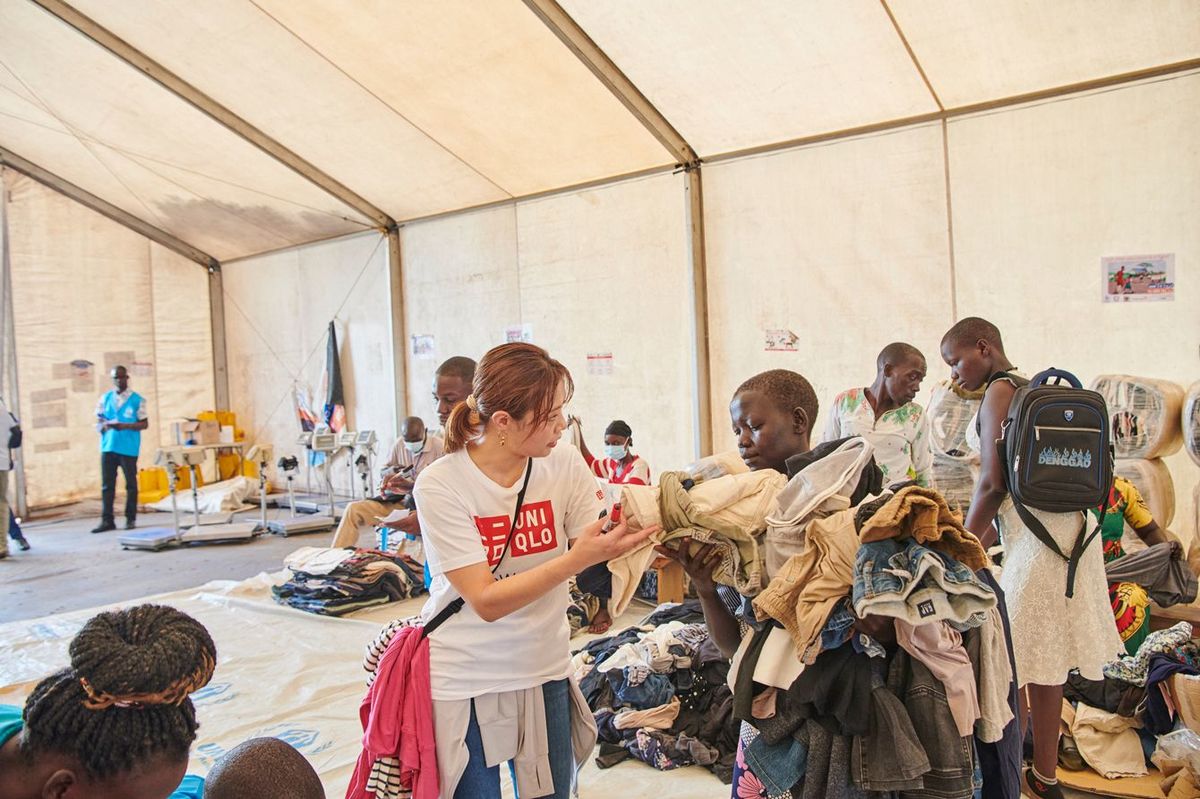 難民キャンプでの衣料配付の様子
