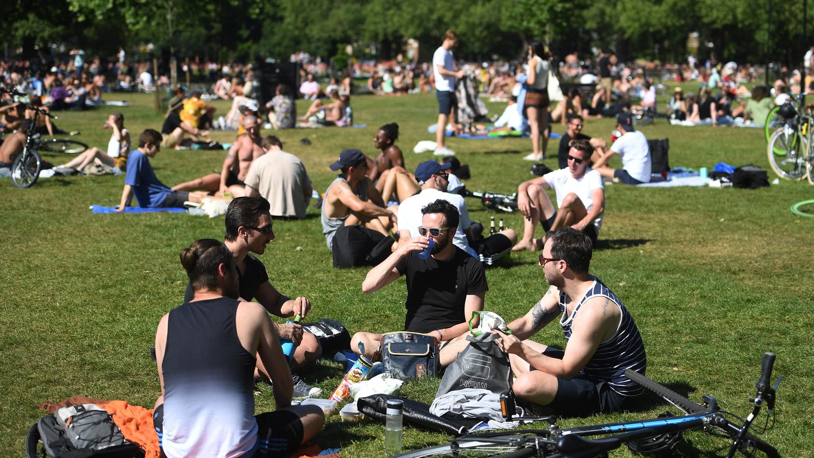 ゴーグルに衝立､監視員…それでもパブでビールを飲みたい英国人たち イギリス大手のパブチェーンの施策