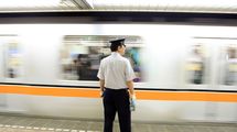 無数の通勤客が