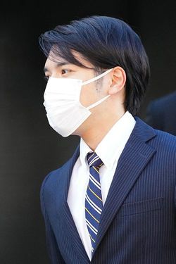 赤坂御用地へ向かうため自宅マンションを出る小室圭さん=2021年10月18日、横浜市港北区