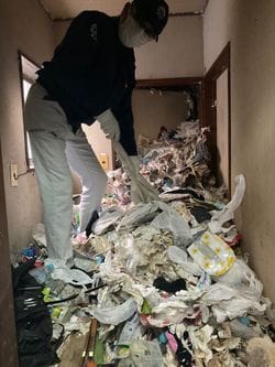 あんしんネットが手がけた作業現場。床の上にゴミが積み上がっている。