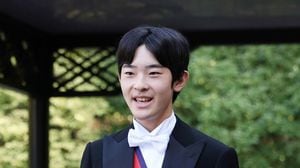 成年式の儀式を終え、報道陣の取材に応じられる秋篠宮家の長男悠仁さま。2025年9月6日午後、東京都港区の秋篠宮邸前［代表撮影］（写真＝時事通信フォト）