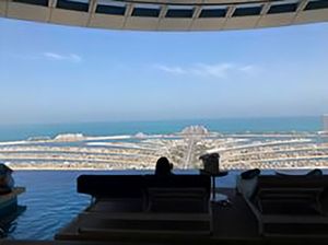 世界一高い場所にある360度ビューのインフィニティプール。世界最大の人工島「パーム・ジュメイラ」を望む。