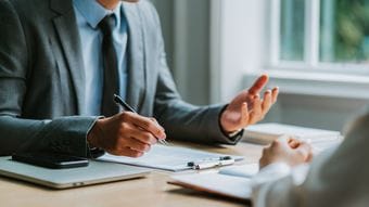 なぜビジネスで敬語が必要なのか…｢上司がエラいから｣でも｢年長者への敬意｣でもない本当の理由