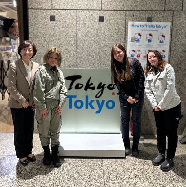 都庁で、公明党の松葉多美子都議会議員に陳情しに行った際の様子。東さん以外の女性も、建設現場で働いている